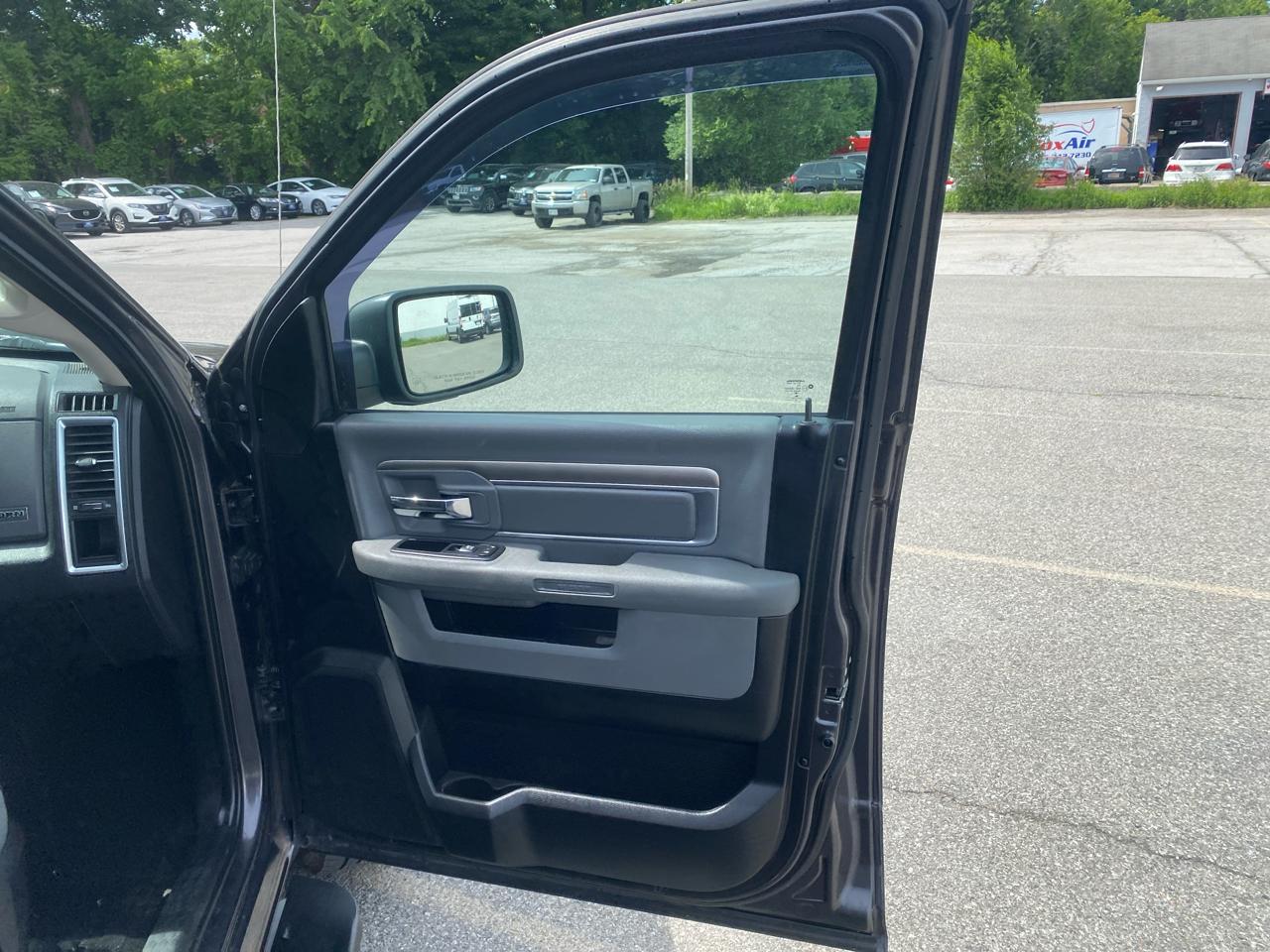 RAM 1500 SLT Crew Cab SWB 4WD 2017