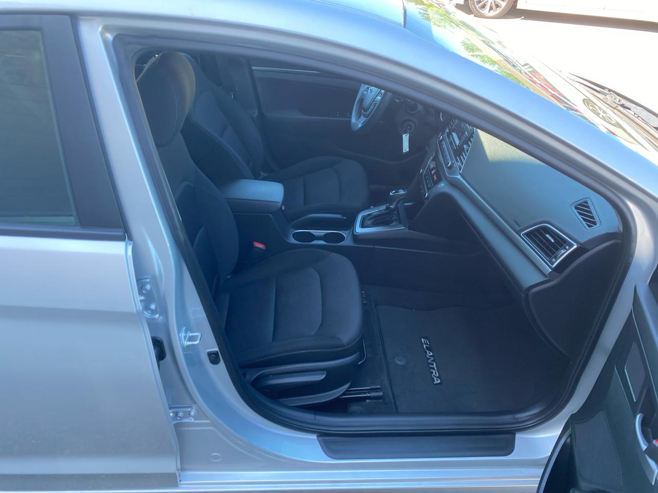 Hyundai Elantra SE 6AT 2018