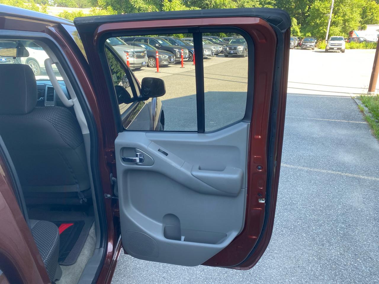 Nissan Frontier 2WD Crew Cab SWB Auto Desert Runner 2016