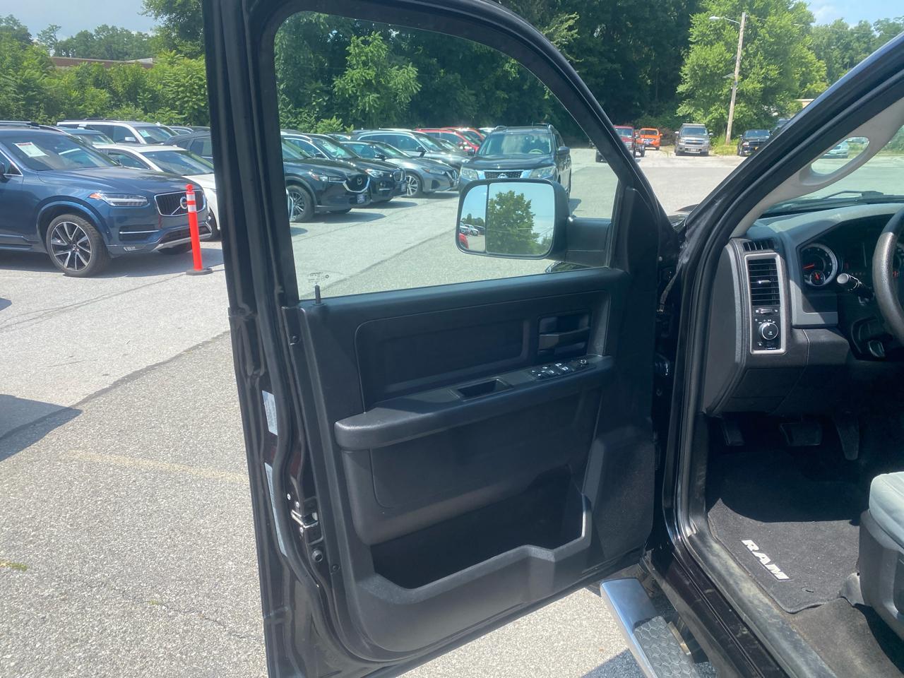RAM 1500 Tradesman Crew Cab SWB 4WD 2017