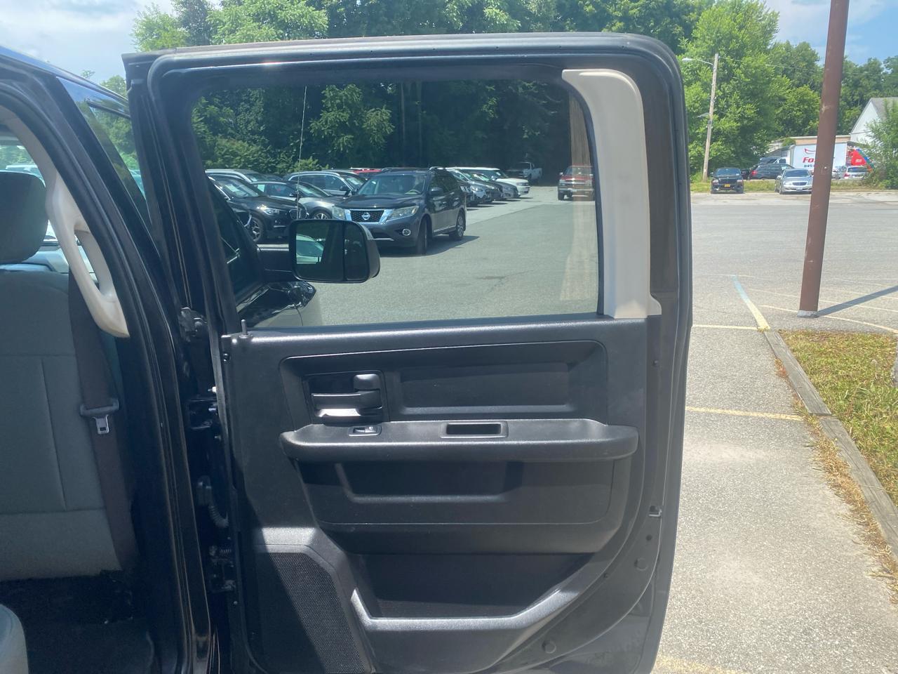 RAM 1500 Tradesman Crew Cab SWB 4WD 2017