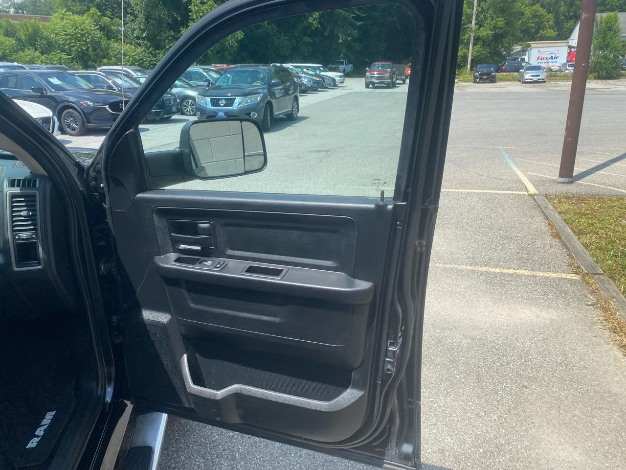 RAM 1500 Tradesman Crew Cab SWB 4WD 2017