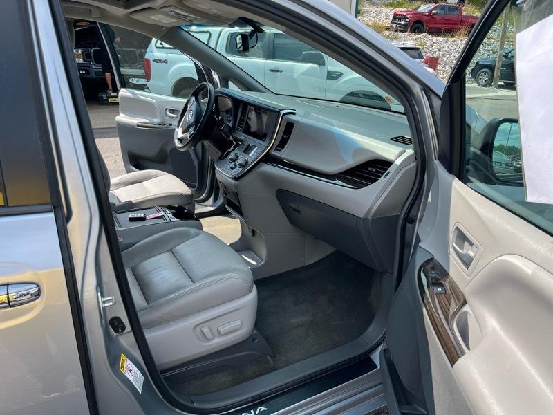 Toyota Sienna XLE 2017