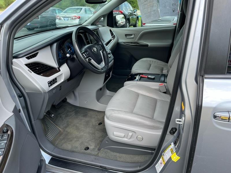 Toyota Sienna XLE 2017