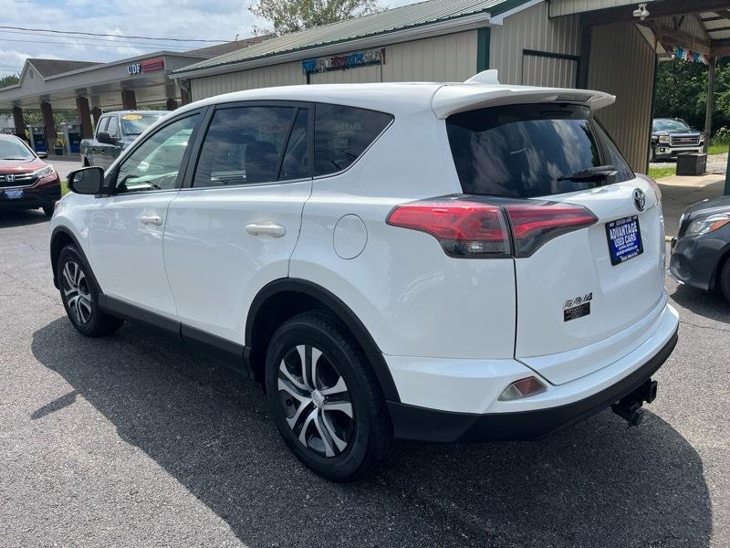 Toyota RAV4 LE AWD 2018