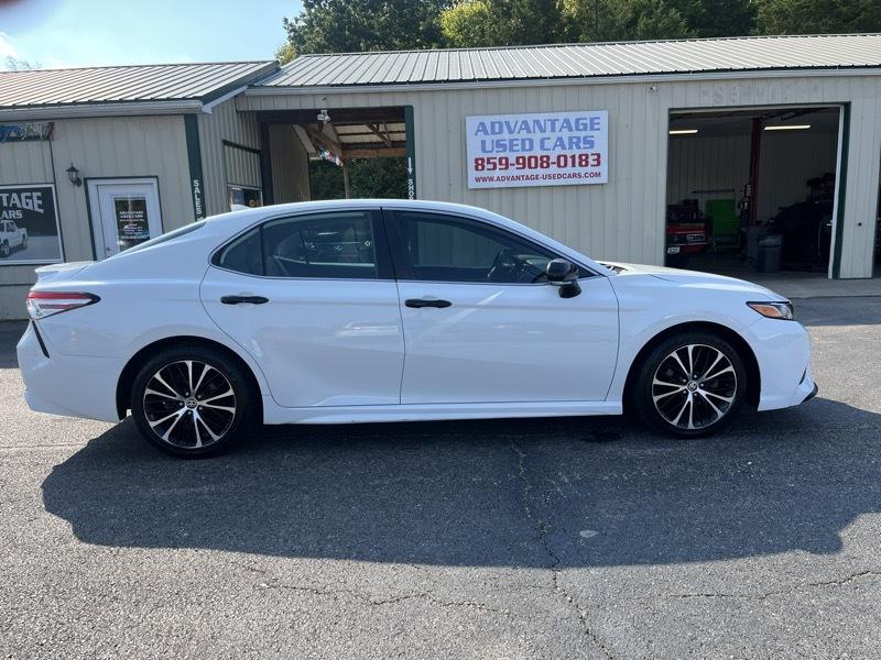 Toyota Camry SE 2020