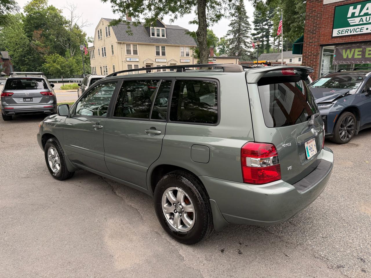 Toyota Highlander V6 2WD with 3rd-Row Seat 2005