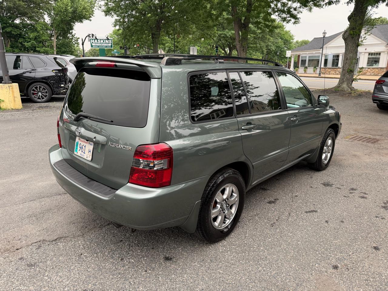 Toyota Highlander V6 2WD with 3rd-Row Seat 2005