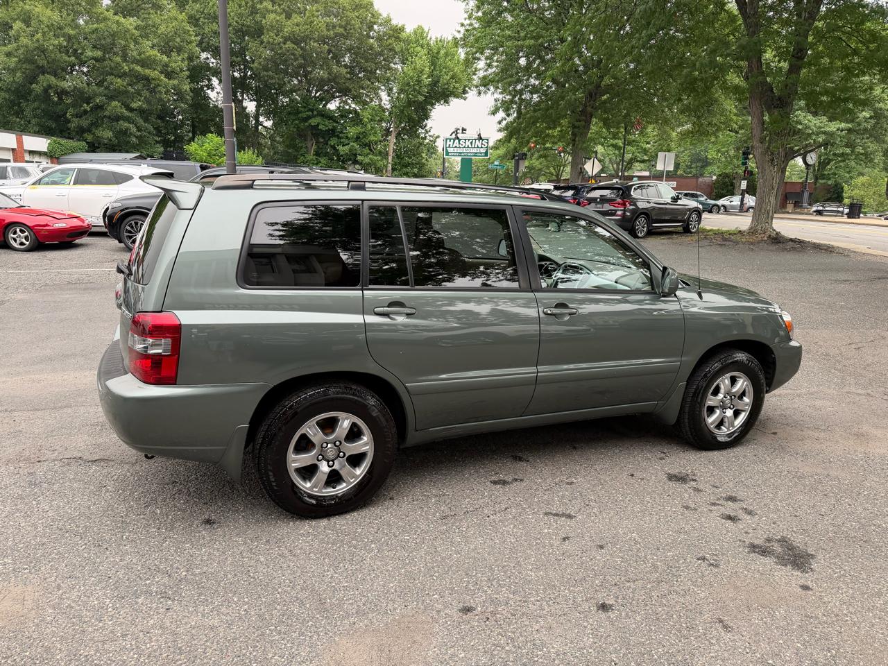 Toyota Highlander V6 2WD with 3rd-Row Seat 2005