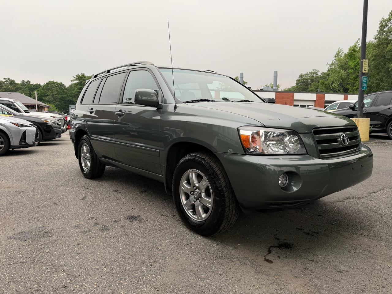 Toyota Highlander V6 2WD with 3rd-Row Seat 2005