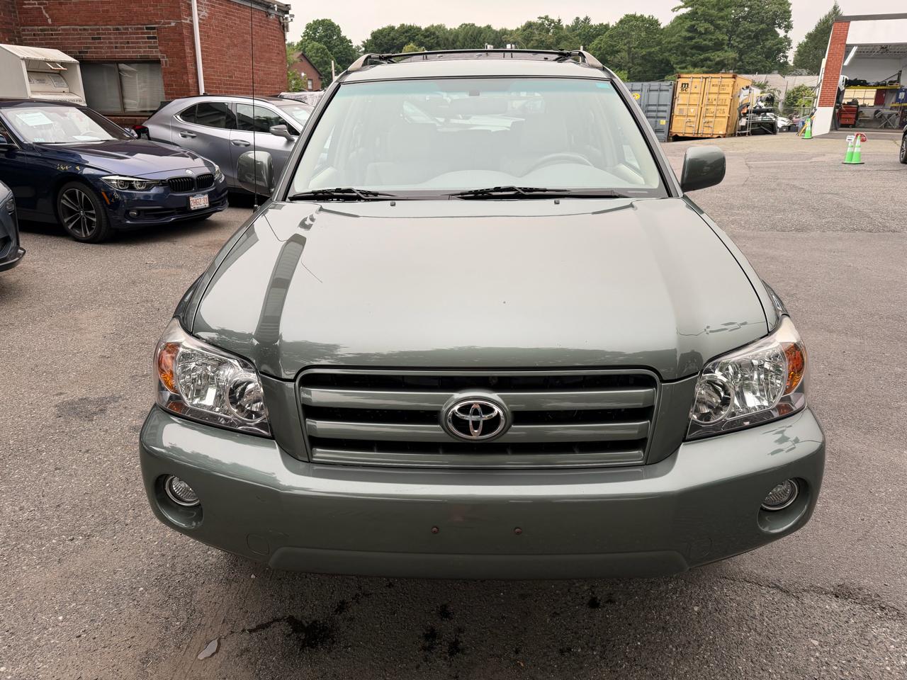 Toyota Highlander V6 2WD with 3rd-Row Seat 2005