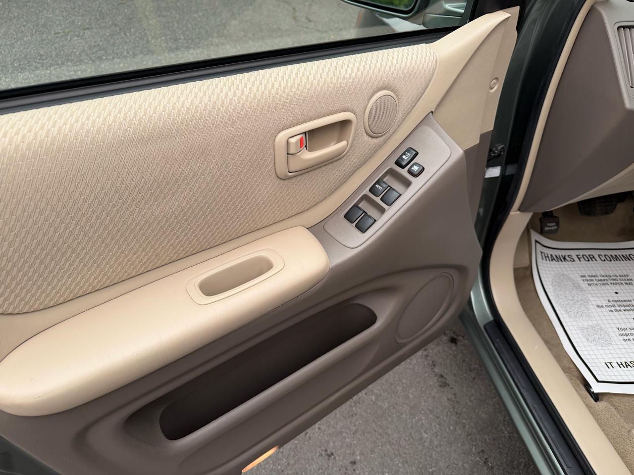 Toyota Highlander V6 2WD with 3rd-Row Seat 2005
