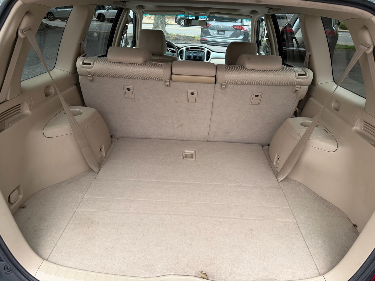 Toyota Highlander V6 2WD with 3rd-Row Seat 2005