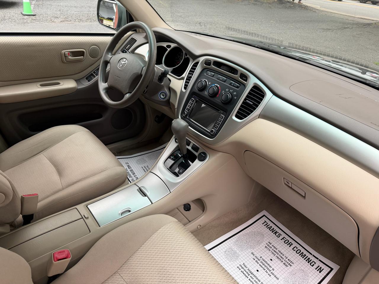 Toyota Highlander V6 2WD with 3rd-Row Seat 2005