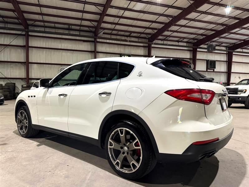 2017 Maserati Levante Base photo 3
