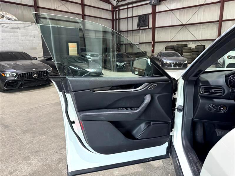 2017 Maserati Levante Base photo 11
