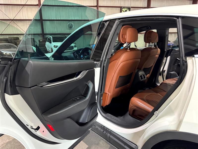 2017 Maserati Levante Base photo 16