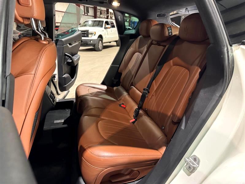 2017 Maserati Levante Base photo 18