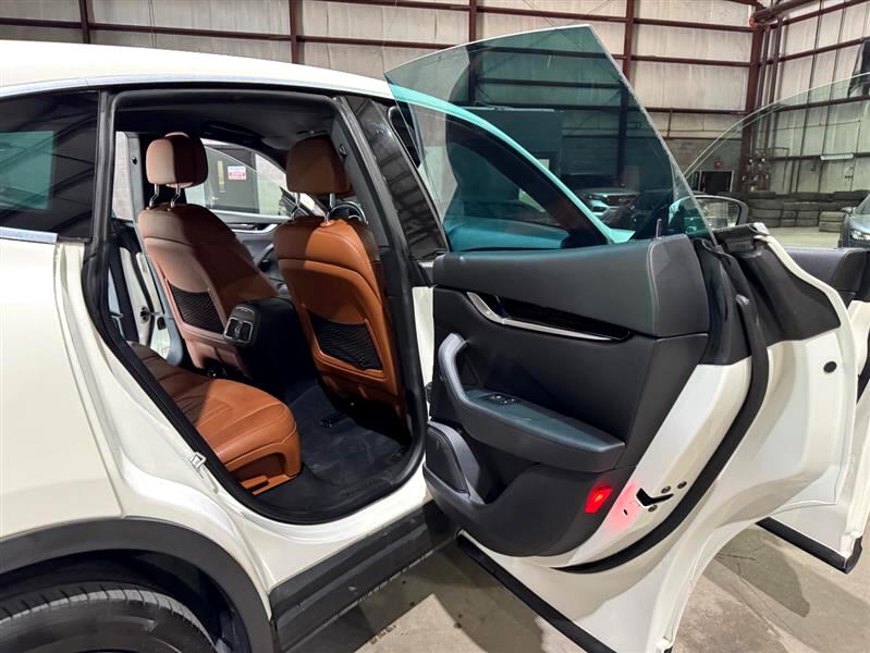 2017 Maserati Levante Base photo 21