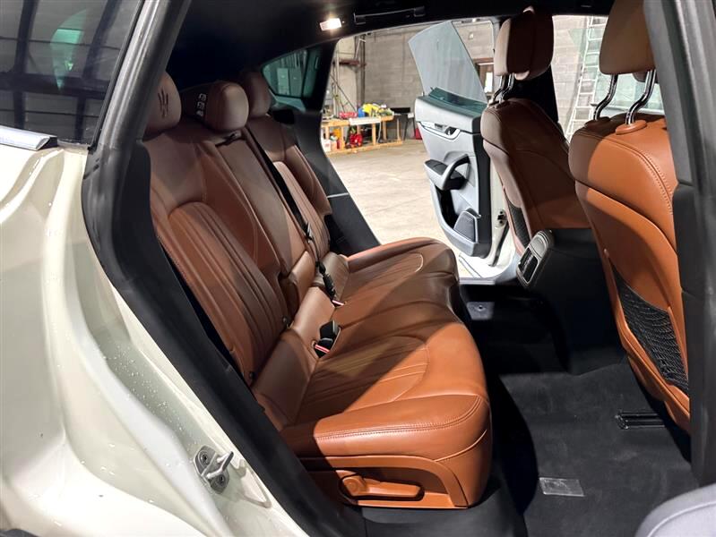 2017 Maserati Levante Base photo 22
