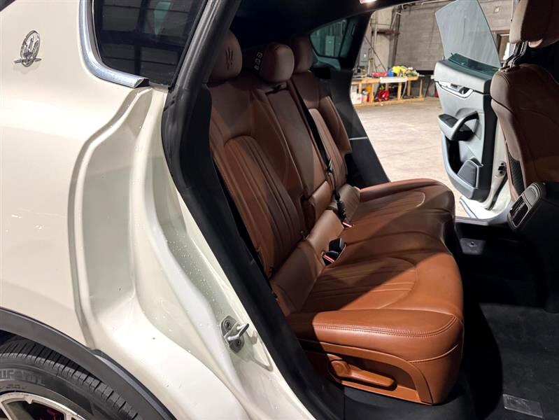 2017 Maserati Levante Base photo 23