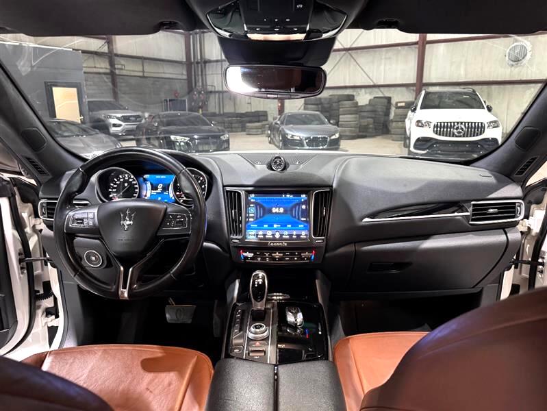 2017 Maserati Levante Base photo 28