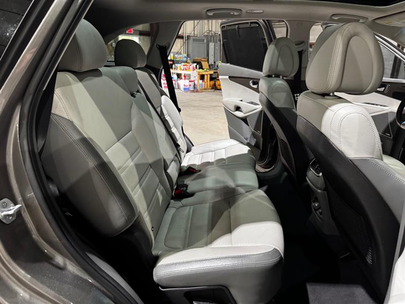 Kia Sorento SX V6 2WD 2016 Kia Sorento SX V6 2WD 2016