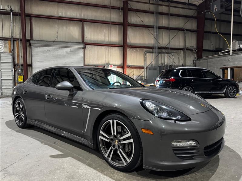 2013 Porsche Panamera's photo