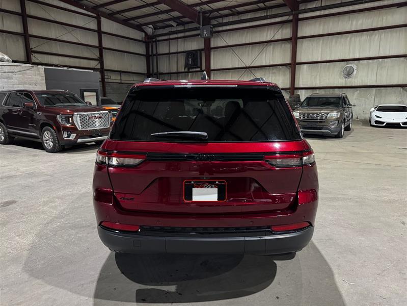 Jeep Grand Cherokee Laredo 4WD 2023