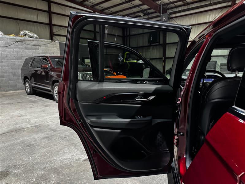 Jeep Grand Cherokee Laredo 4WD 2023