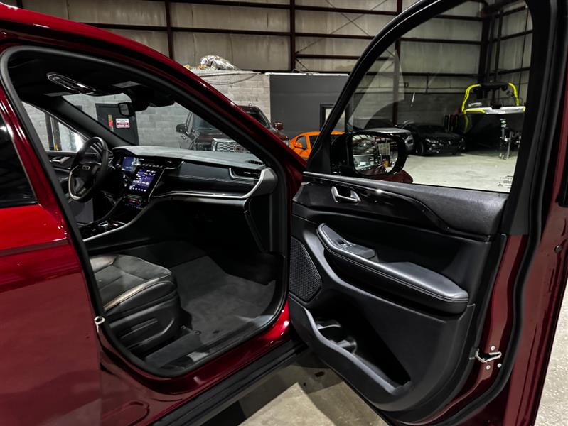 Jeep Grand Cherokee Laredo 4WD 2023