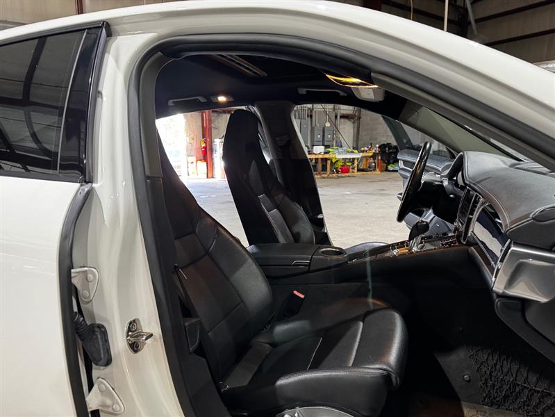 Porsche Panamera 4 2012