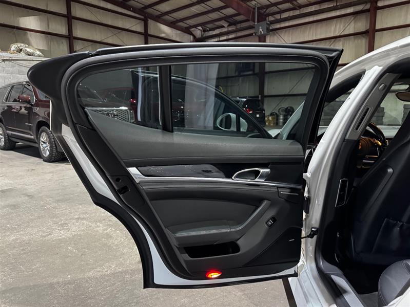 Porsche Panamera 4 2012