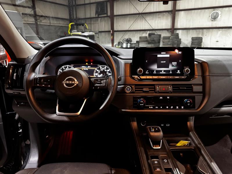 Nissan Pathfinder S 2024