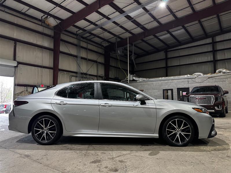 Toyota Camry SE 2021