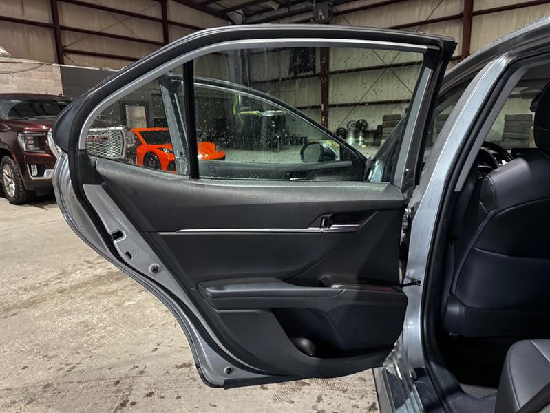 Toyota Camry SE 2021