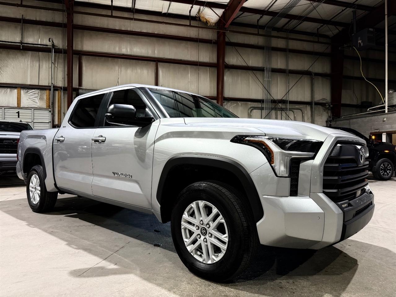 2024 Toyota Tundra 4WD SR5 CrewMax 5.5' Bed (Natl)