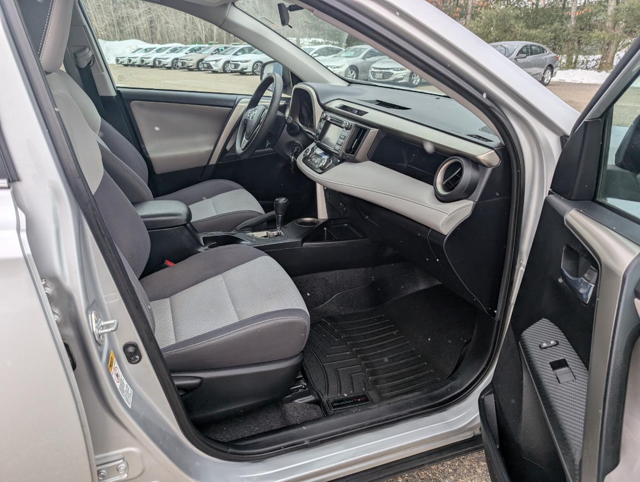 Toyota RAV4 AWD 4dr XLE (Natl) 2015