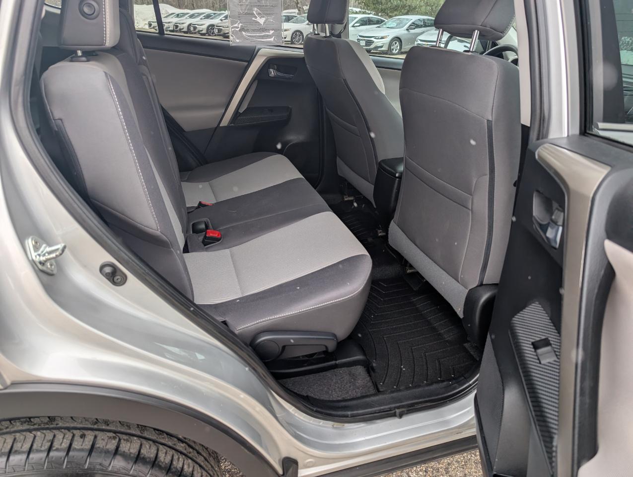 Toyota RAV4 AWD 4dr XLE (Natl) 2015