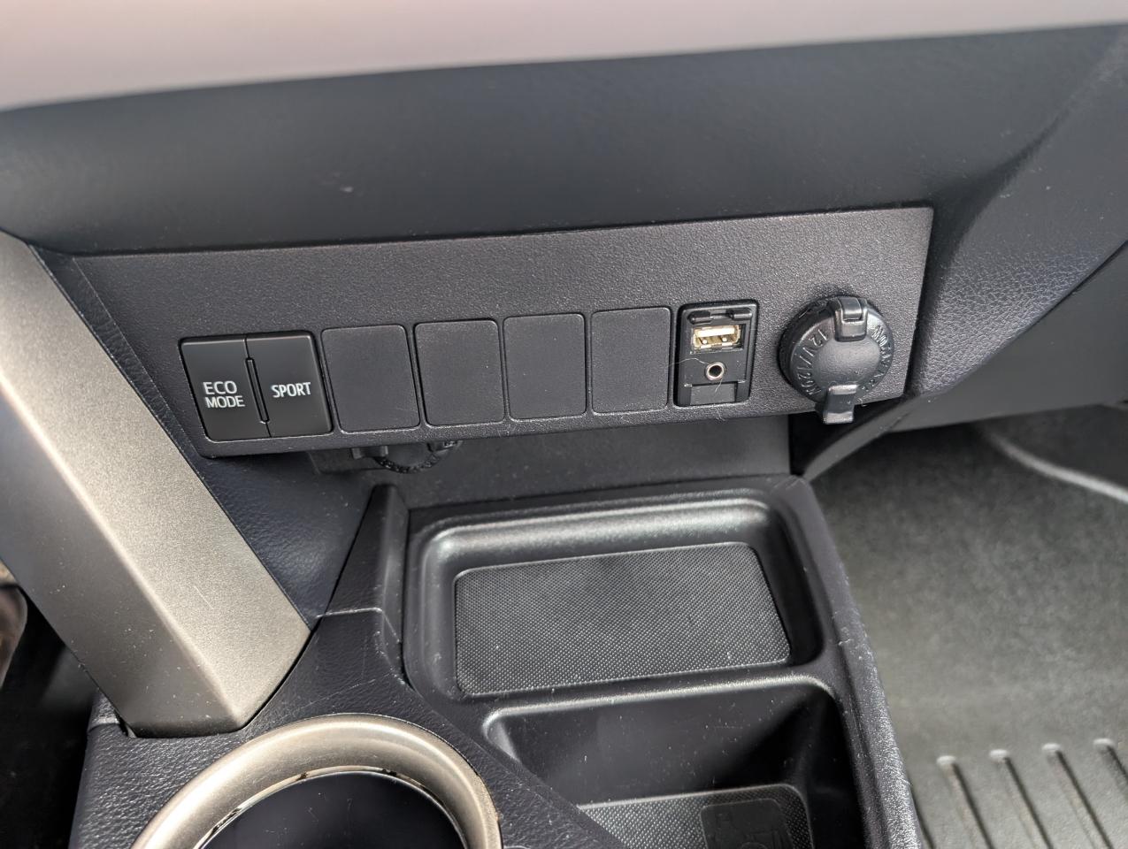 Toyota RAV4 AWD 4dr XLE (Natl) 2015