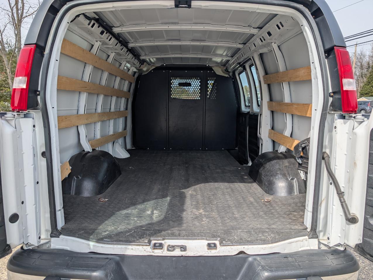 GMC Savana Cargo Van RWD 2500 135" 2022