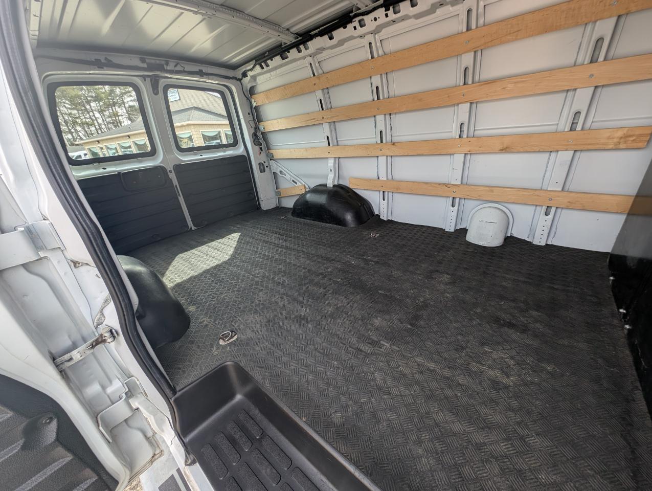 GMC Savana Cargo Van RWD 2500 135" 2022