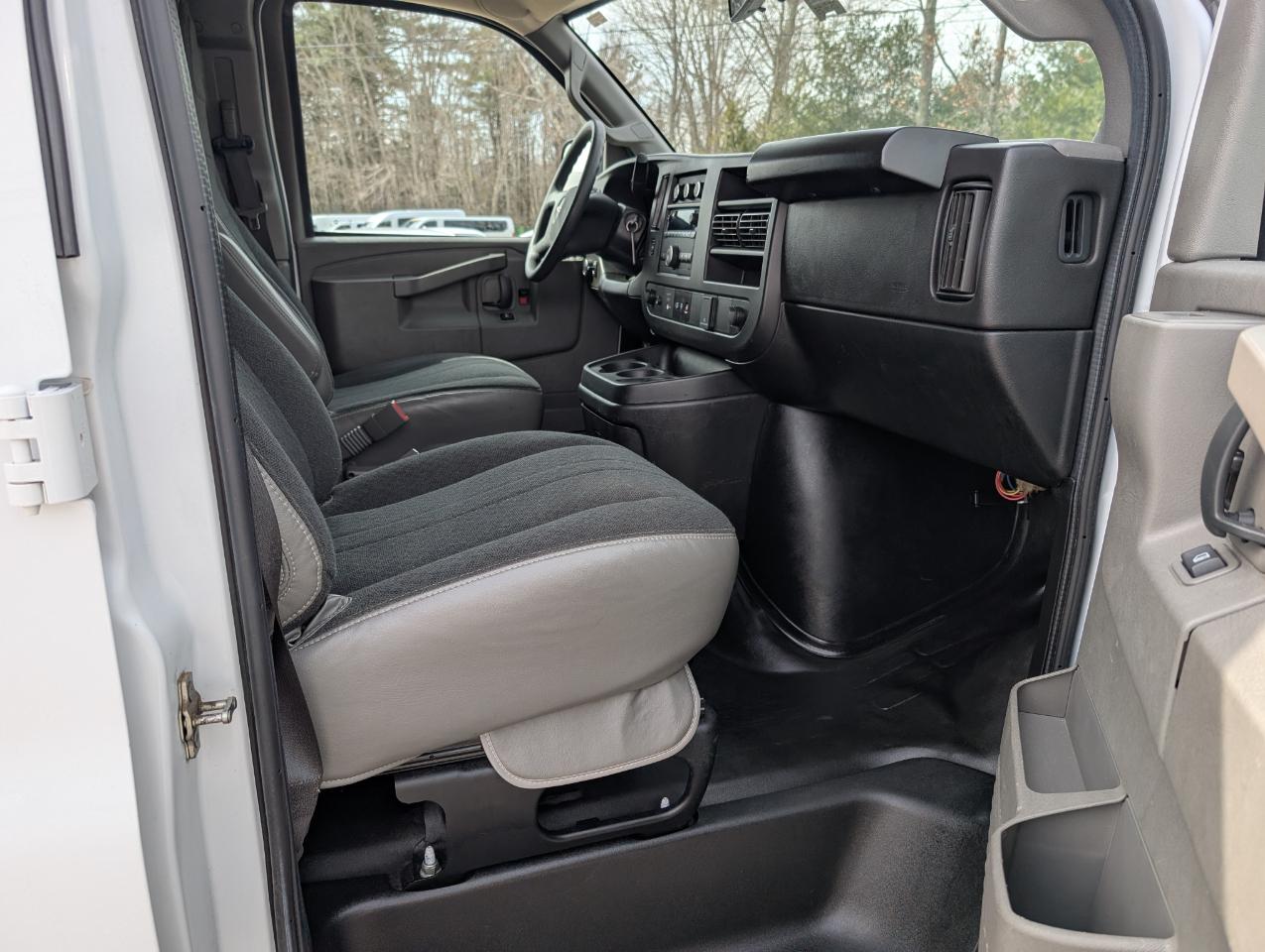 GMC Savana Cargo Van RWD 2500 135" 2022