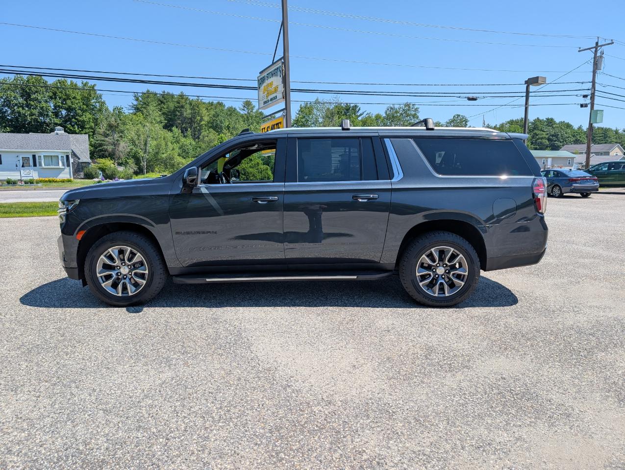 Chevrolet Suburban 4WD 4dr LT 2022
