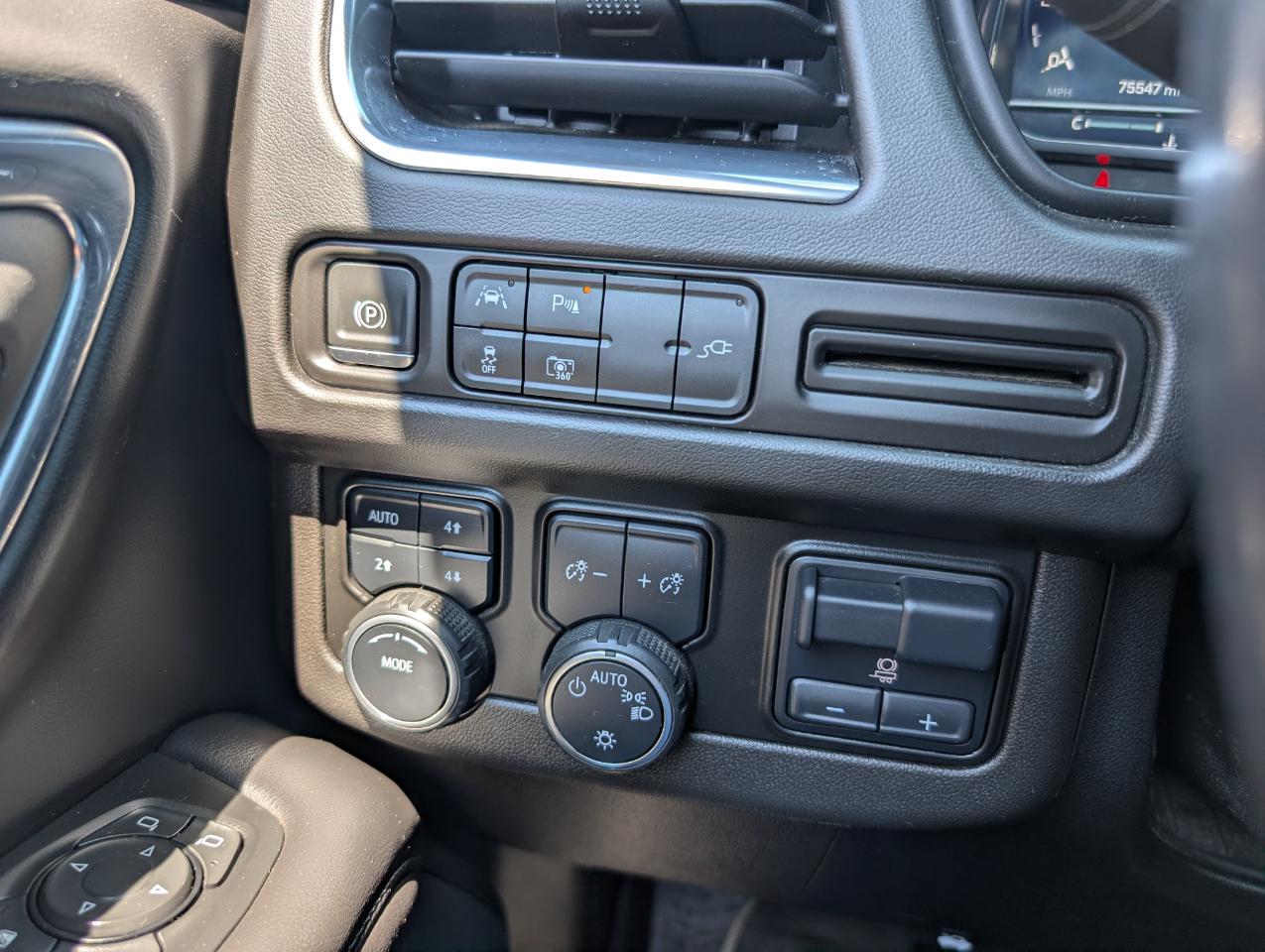 Chevrolet Suburban 4WD 4dr LT 2022