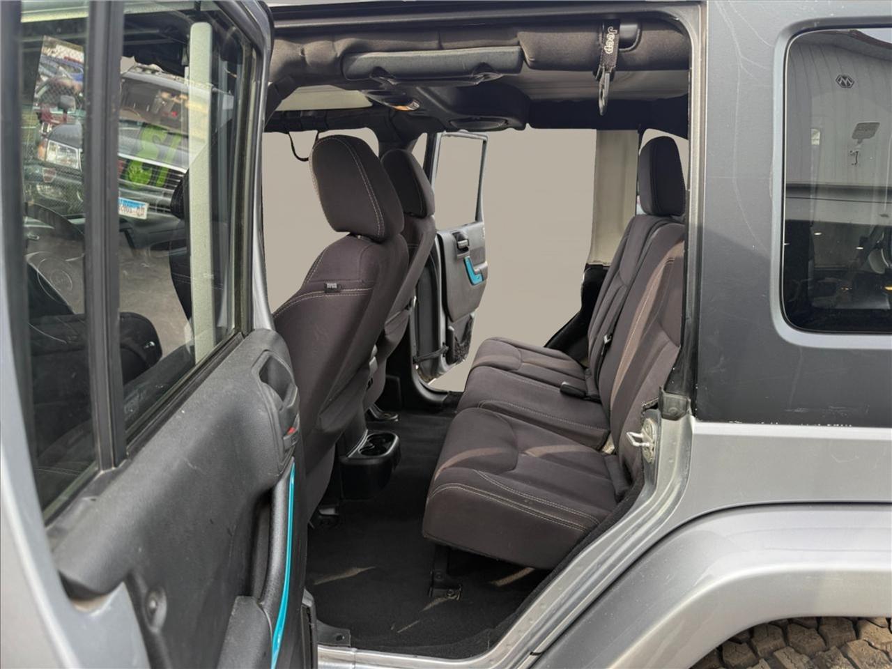Jeep Wrangler Unlimited 4WD 4dr Sahara 2013