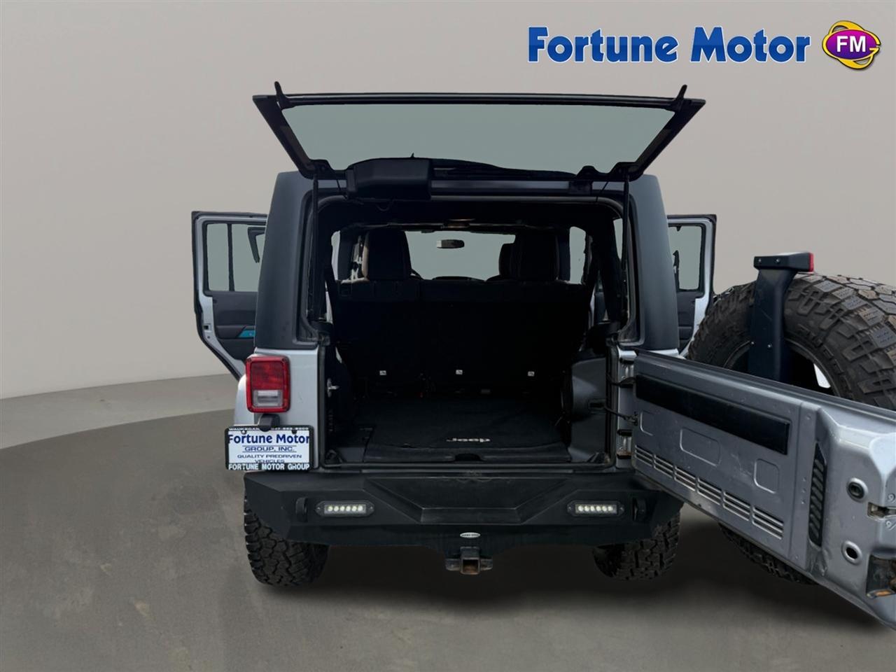 Jeep Wrangler Unlimited 4WD 4dr Sahara 2013