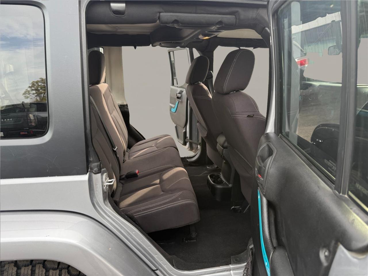 Jeep Wrangler Unlimited 4WD 4dr Sahara 2013