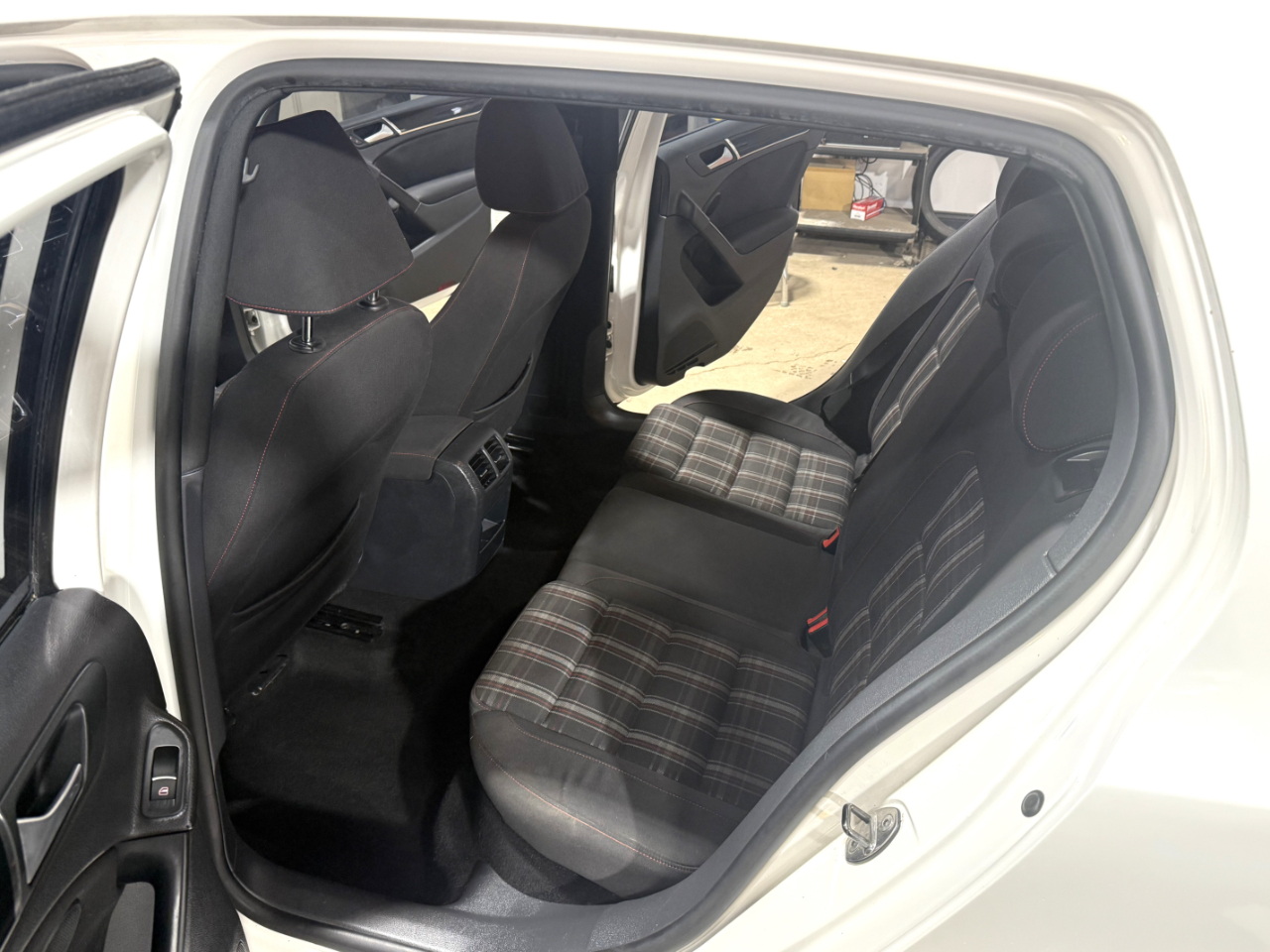 Volkswagen GTI 4dr HB DSG w/Sunroof & Navi PZEV 2012