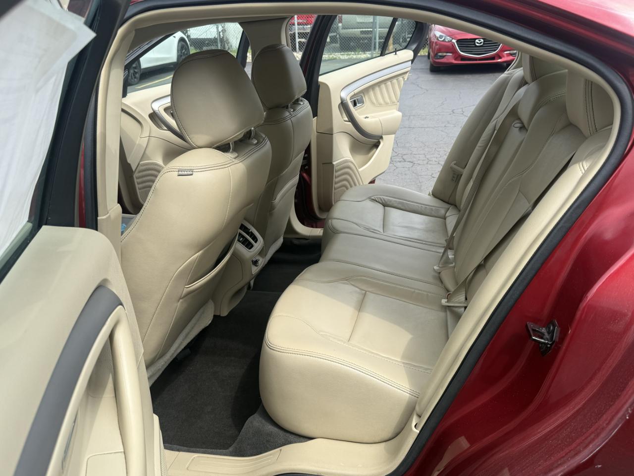 Ford Taurus 4dr Sdn SEL FWD 2015